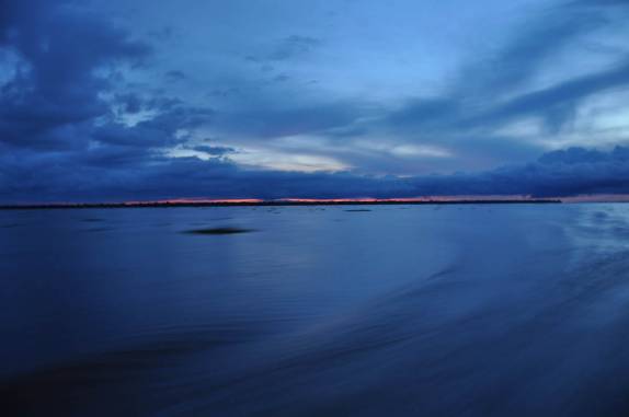 Fim de tarde em dia nublado no Rio Amazonas, à caminho do Pará